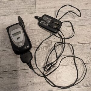 Motorola Black and Gray Flip Phone with Charger